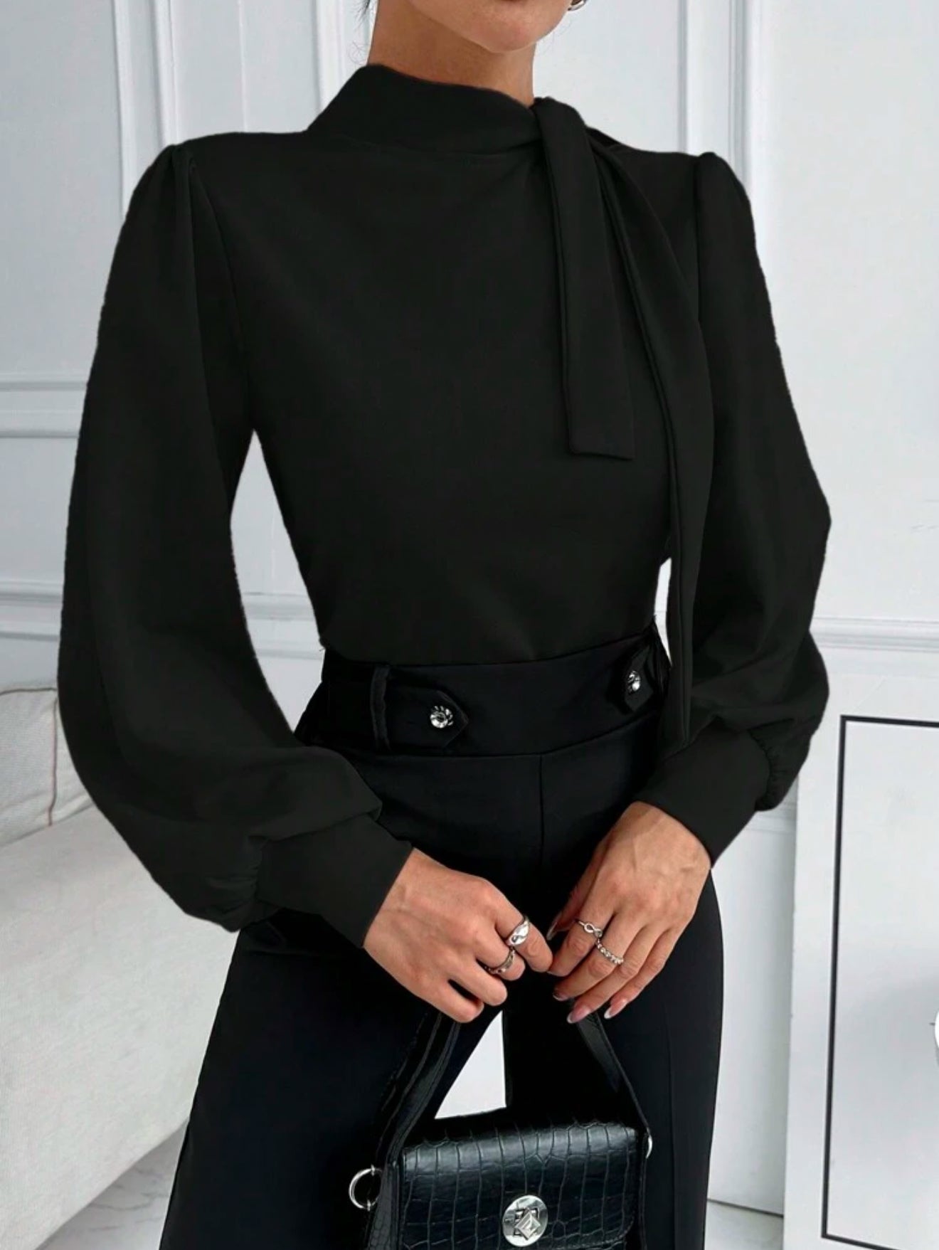 SHEIN Champagne Neck Black